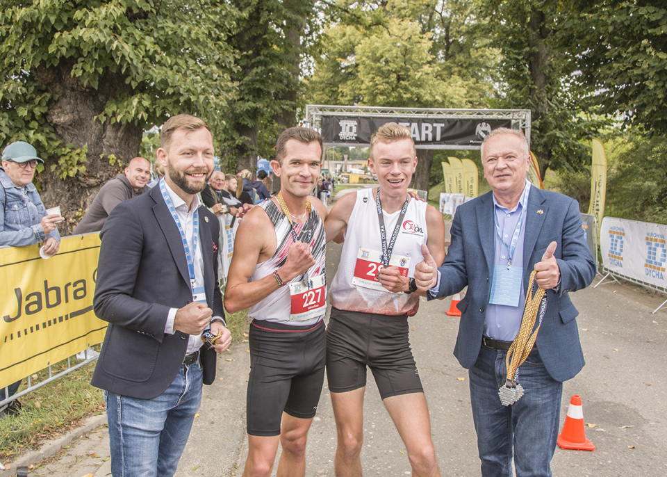 zastępca burmistrza ze zwycięzcami biegu na 5 km