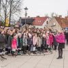 chór podczas śpiewania hymnu