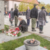 delegacja radnych składa wiązankę