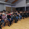 słuchacze koncertu na krzesłach w auli