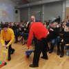 dwóch członków orkiestry przebrani za "sąsiadów" z bajki udają, że naprawiają krzesło
