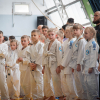 młodzi judocy w charakterystycznych dla tego sportu strojach