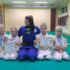 na macie trenerka z czwórką zawodników