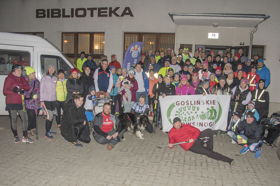 wspólne zdjęcie uczestników imprezy na schodach przed budynkiem