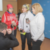 kobiety pod planszą z herbem