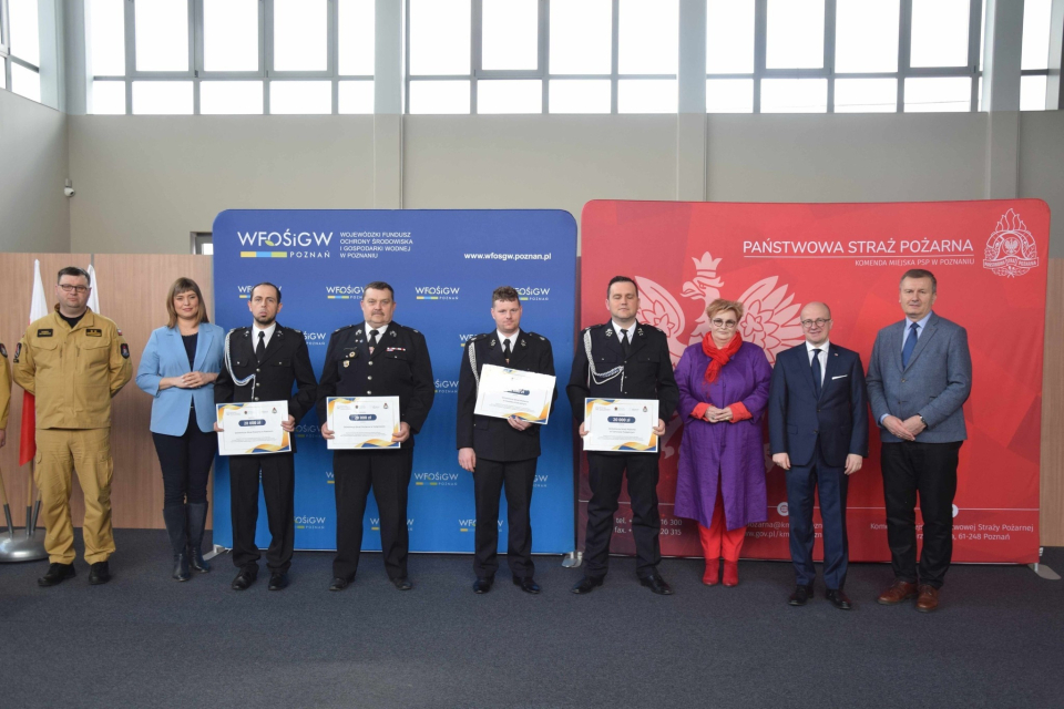 wspólne zdjecie obdarowanych oraz gości uroczystości