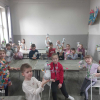 dzieci podczas pracy, przy stołach