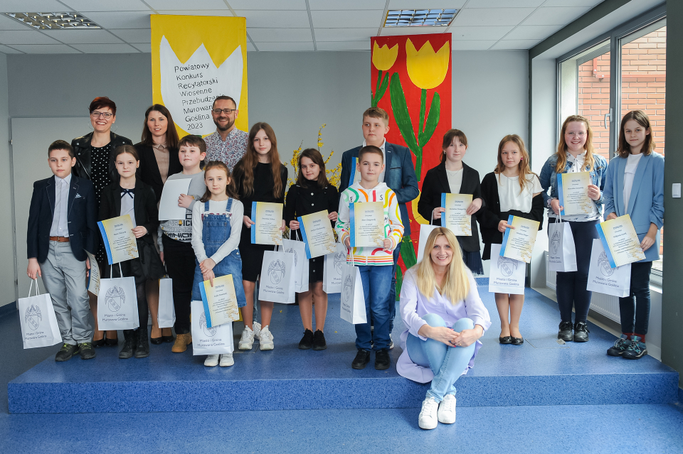 grupa uczestników pozuje do wspólnej fotografii