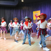 grupa stylizowana na kowbojów