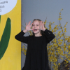 dziewczynka podczas recytowania wiersza