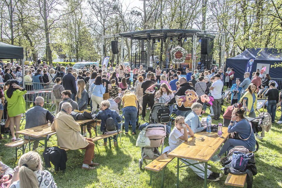 scena pod drzewami, dookoła uczestnicy pikniku