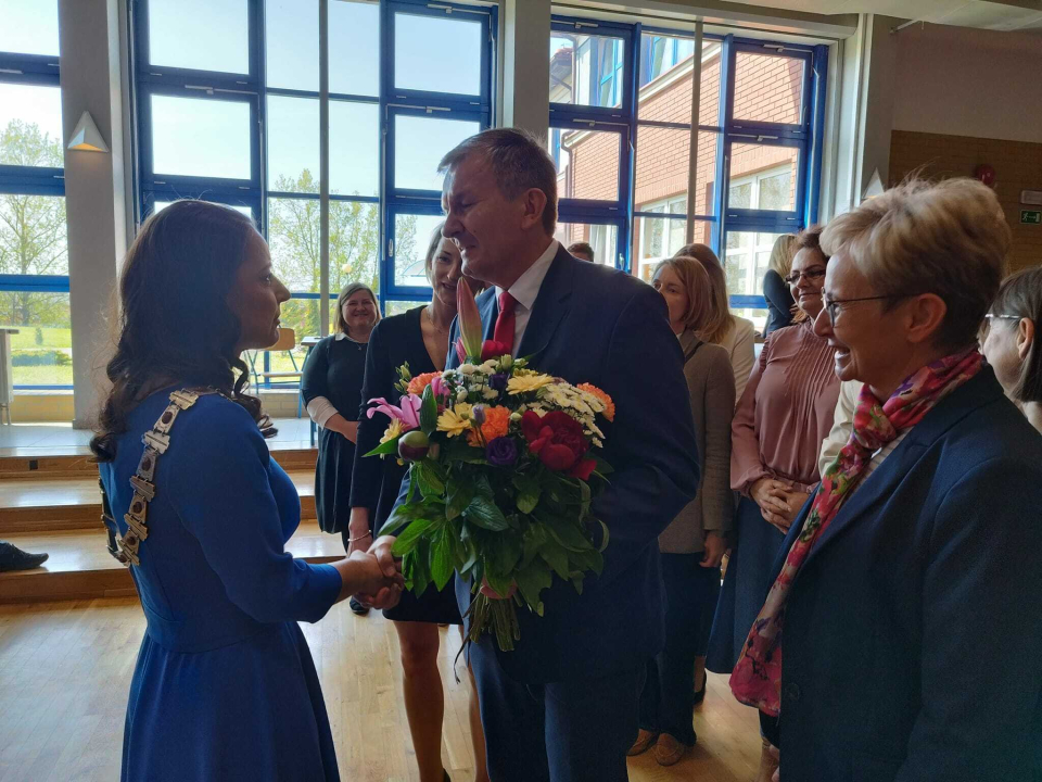 składanie gratulacji nowej Pani Burmistrz