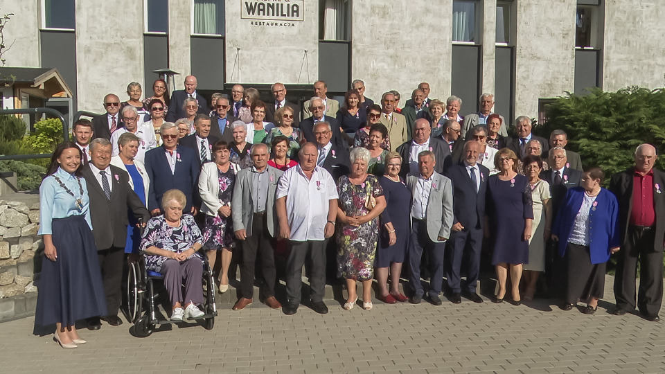 wspólne zdjecie jubilatów, przed hotelem