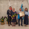 zdjęcie pary jubilatów z kierownikiem USC oraz Panią Burmistrza