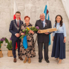 zdjęcie pary jubilatów z kierownikiem USC oraz Panią Burmistrza