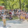 występ chłopca na scenie