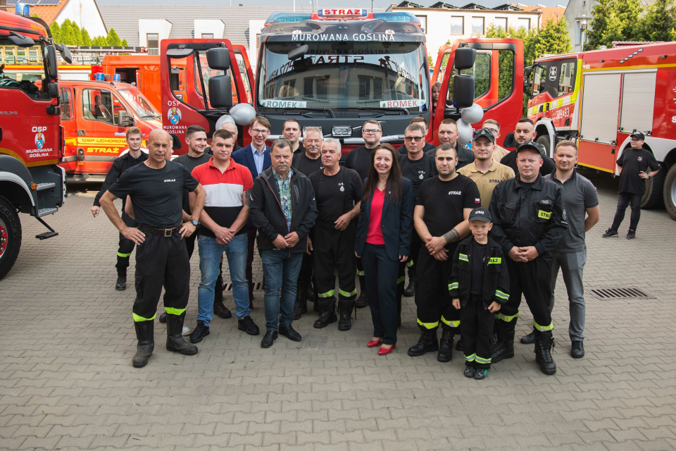 wspólne zdjęcie na tle nowego samochodu
