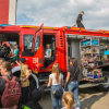 mieszkańcy oglądają wóz