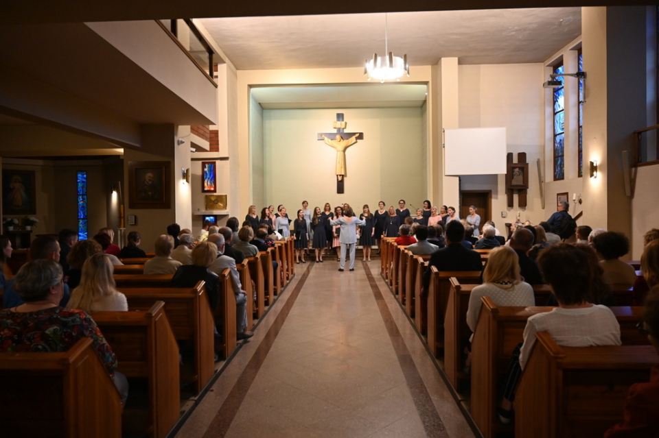 widok na ołtarz