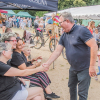 starosta wita się z uczestnikami przeglądu
