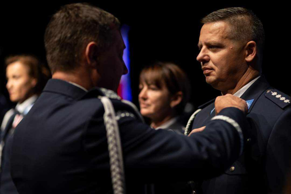 przypinanie odznaczenia komendantowi policji