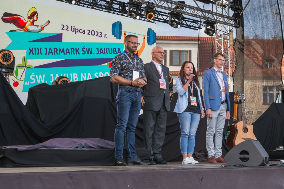 otwarcie jarmarku m.in. przez władze gminy