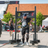 strongmen niosący ciężary