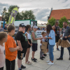 burmistrz gratuluje dzieciom biorącym udział w rywalizacji