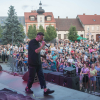 wokalista na scenie, w tle tłum słuchaczy
