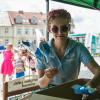 animatorka rozdaje wiatraczki