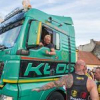 auto przepychane przez siłaczy