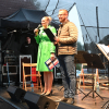 Prowadzący koncert na scenie
