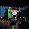 Prowadzący koncert na scenie