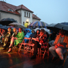Publiczność pod parasolami