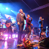 Zespół śpiewaków na scenie