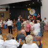 uczestnicy przeglądu podczas tańca przed sceną