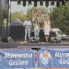 burmistrz gminy wraz z dyrektorem ośrodka kultury na scenie