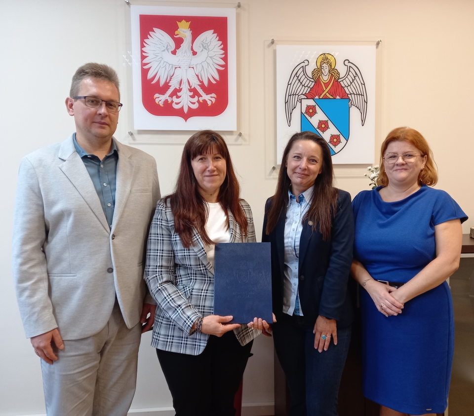 nowa pani dyrektor w towarzystwie władz Gminy i kierownika referatu oświaty