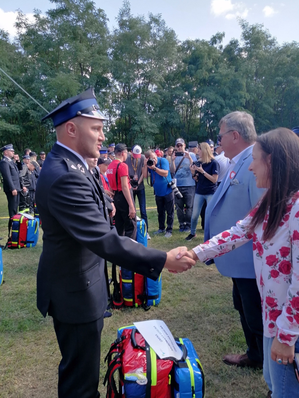 pani burmistrz gratuluje strażakowi