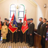 poczty sztandarowe podczas uroczystej mszy w kościele