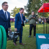 władze gminy przekazują sprzęt - prezent