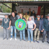 sekretarz gminy z wygraną tarczą, dookoła niego inni zawodnicy