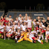 zdjęcie drużyny piłkarek na murawie stadionu
