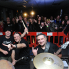 muzycy przed sceną na tle fanów