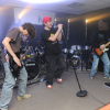 dwóch młodych muzyków na scenie podczas występu