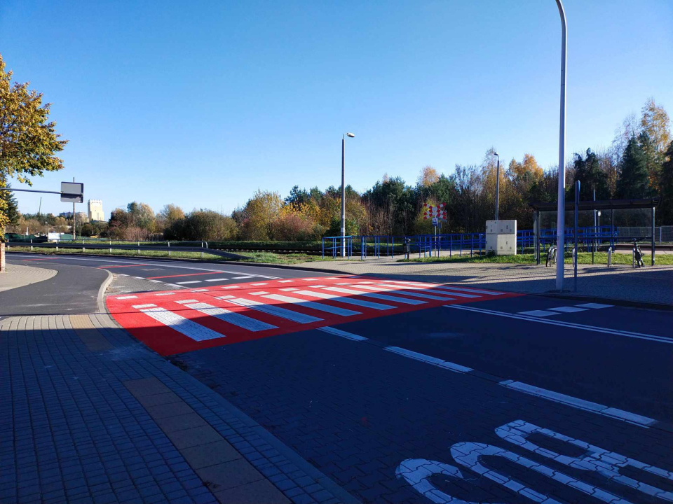 nowoczesne przejście przez ulicę