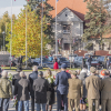 zebrani mieszkańcy, w tle pomnik