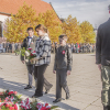 dzieci składają wiązankę kwiatów