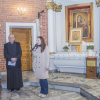 pani burmistrz z mikrofonem w ręku otwiera koncert, obok stoi ksiądz