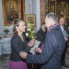 składanie gratulacji i wręczanie bukietów kwiatów dyrygentom chórów